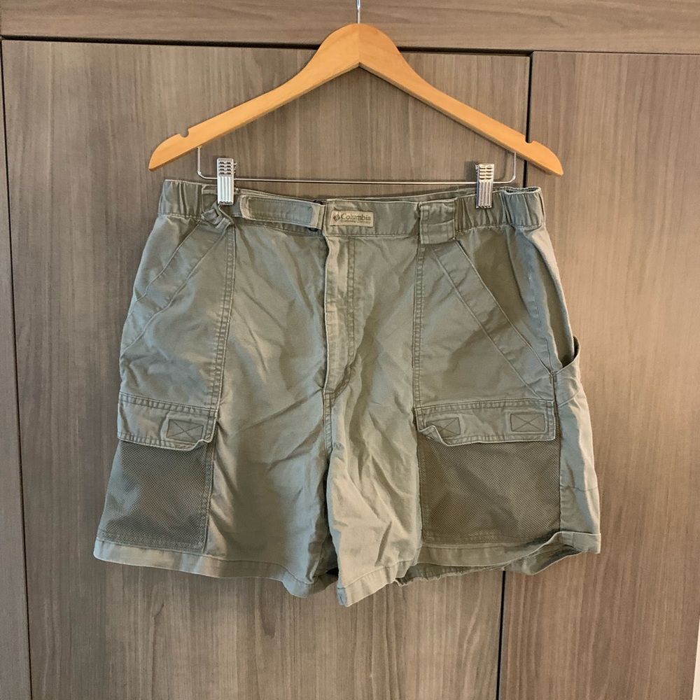 Men's Columbia Cargo Shorts; Size Large